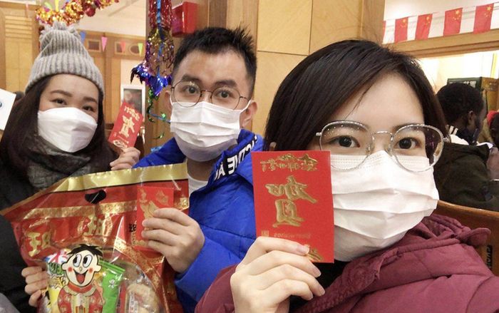 Người Việt ở Vũ Hán và cái Tết vắng lặng, chốt đo thân nhiệt ở mọi nơi