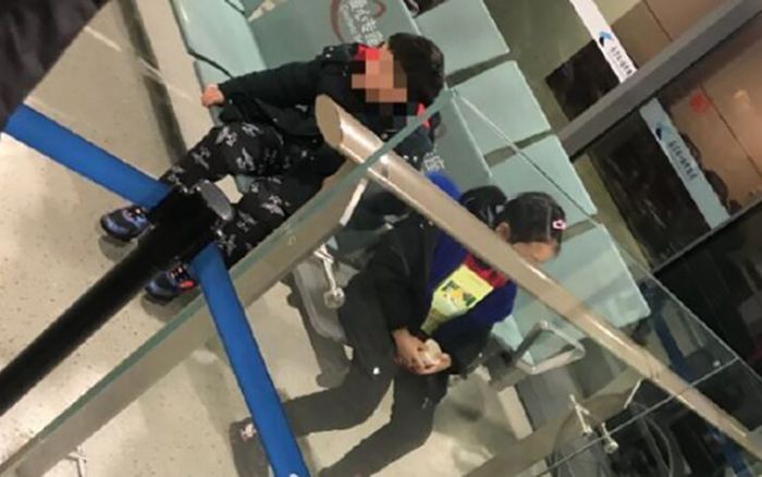 Không được lên máy bay vì bị sốt nghi nhiễm virus viêm phổi corona, bố mẹ nhẫn tâm bỏ lại 2 con khiến CĐM phẫn nộ