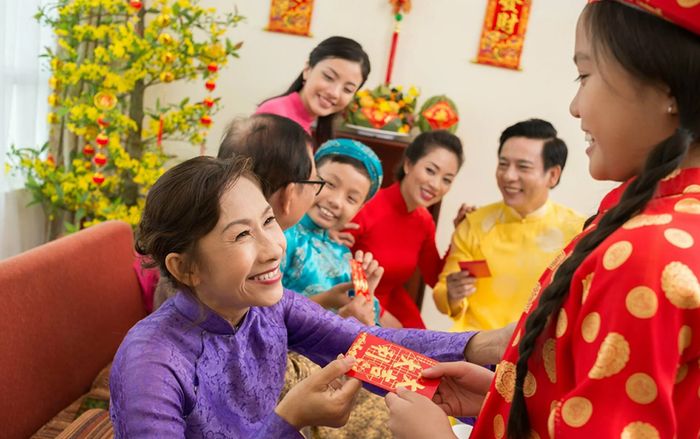 Nhận lì xì suốt nhiều năm, bạn đã biết gì về phong tục Tết đặc biệt này?