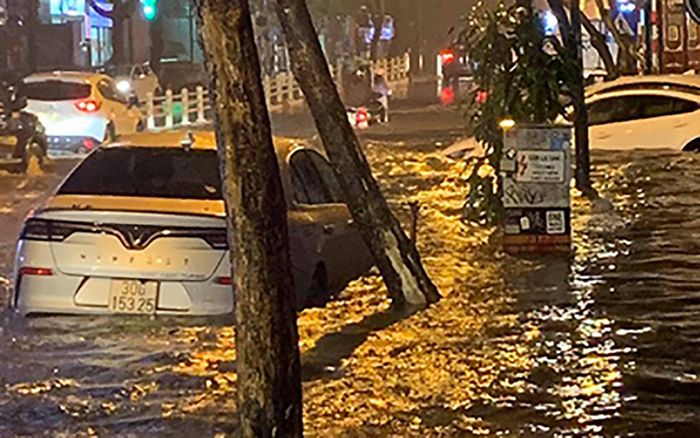 Mưa lớn gây ngập lụt, ô tô kẹt giữa biển nước ở Hà Nội trong đêm giao thừa