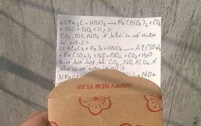 Háo hức mở bao lì xì, cậu học trò liền tắt ngúm nụ cười khi nhìn thấy món quà của giáo viên dạy Hóa