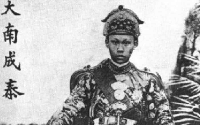 Vị vua nước Việt lên ngôi ngày mùng 2 Tết