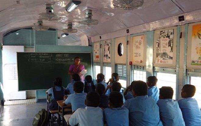 Lo sợ học trò không đến trường, trường tiểu học 'hô biến' 2 tòa tàu cũ thành lớp học mới cực ấn tượng