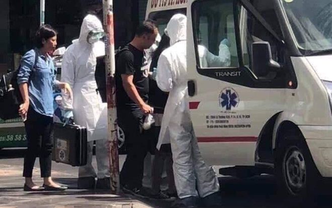 Nữ du khách Đài Loan bất ngờ nôn ói trong quán cà phê, người dân gọi cấp cứu lo sợ nhiễm virus corona