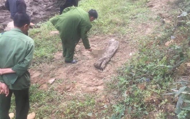 Phát hiện thi thể cô gái bị chôn vùi bên bờ suối, thò cánh tay khỏi mặt đất ngày mùng 2 Tết