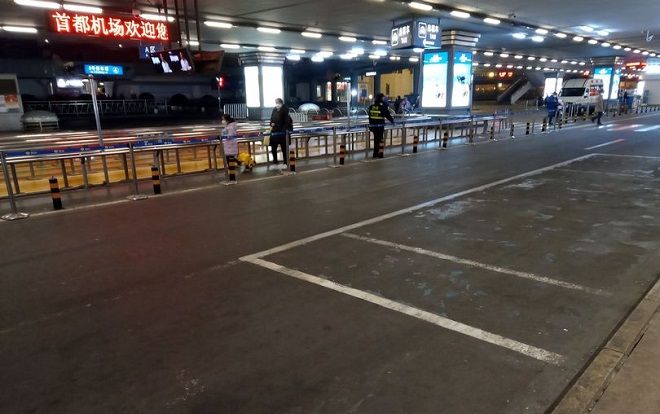 Sân bay Bắc Kinh vắng lặng như thị trấn bị bỏ hoang giữa 'bão' virus corona