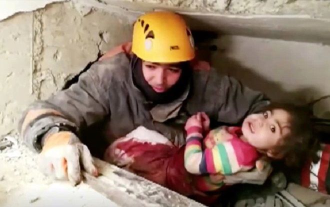 Giải cứu bé gái mắc kẹt 28 tiếng trong đống đổ nát sau động đất ở Thổ Nhĩ Kỳ làm 35 người chết