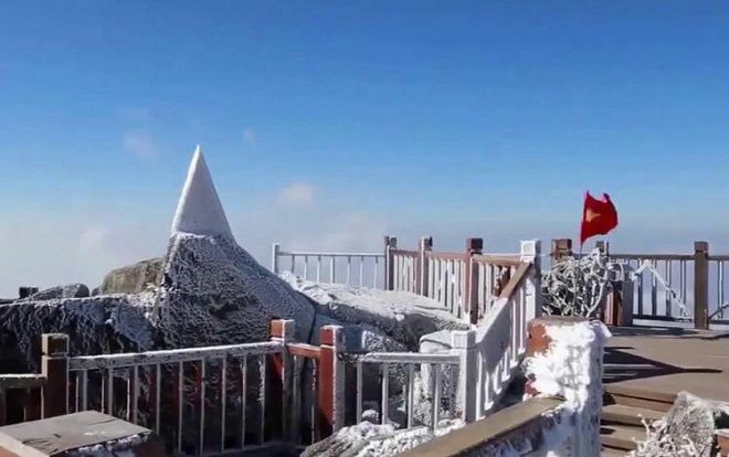 Băng giá phủ trắng đỉnh Fansipan