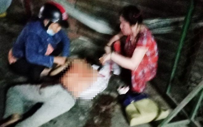 Thấy mẹ bị đánh, con trai cầm dao đâm người đàn ông để trả thù