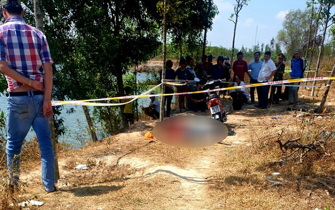 Phát hiện thi thể nam thanh niên gục chết bất thường cạnh xe máy trong bãi đất trống