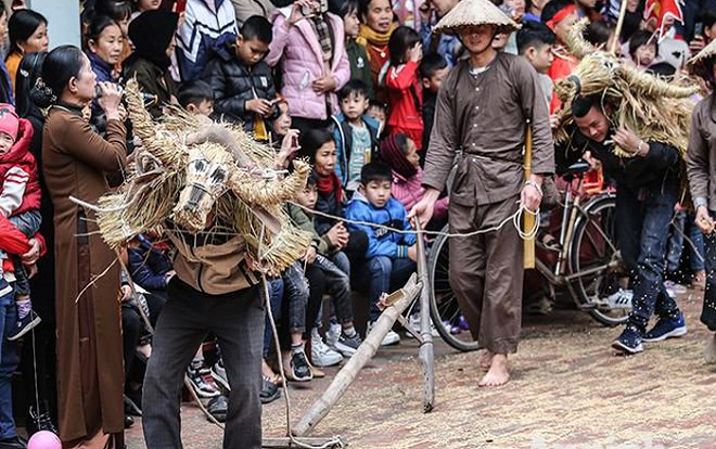 Đầu xuân xem người đội trâu rơm đi cày, trai giả gái tung trấu gieo mạ