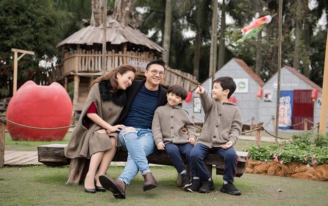 MC Đan Lê cùng chồng con vô cùng rạng rỡ tận hưởng không khí chào đón năm mới