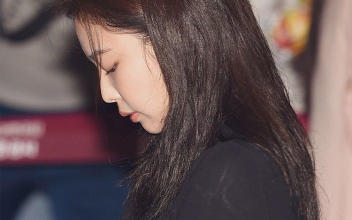 Những lần fan ném đồ lên sân khấu và phản ứng của idol