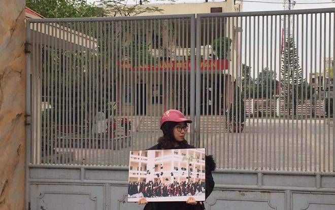 Không một ai đến buổi họp lớp như đã hẹn, lớp trưởng bơ vơ đứng ở cổng trường ôm ảnh tập thể