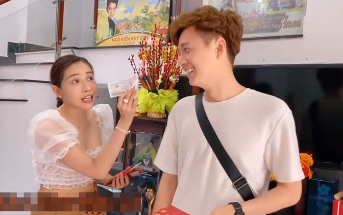 Khả Như 'tố' Ngô Kiến Huy keo kiệt khi lì xì năm mới 2 nghìn đồng