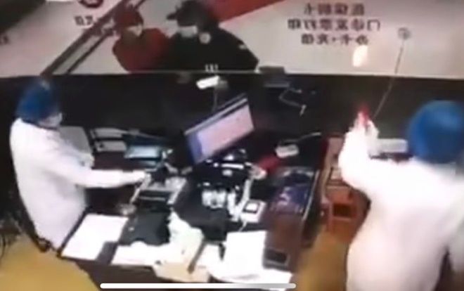 Nghi ngờ bệnh viện thiếu thuốc giữa ‘bão’ virus corona, người đàn ông đang sốt cao tháo khẩu trang ho vào mặt y tá