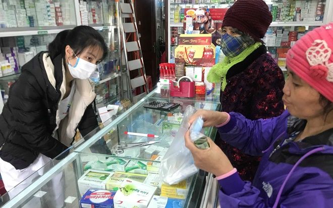 Hàng loạt tiệm thuốc, cửa hàng tại Hà Nội ‘cháy’ khẩu trang giữa dịch corona