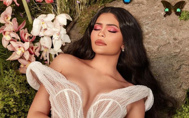 Kylie Jenner hóa thân thành nàng công chúa quyến rũ trong bộ váy xẻ ngực sâu