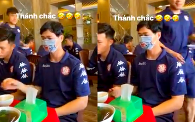 Ngừa virus Corona, Công Phượng bị Bùi Tiến Dũng troll vì đeo khẩu trang lúc ăn