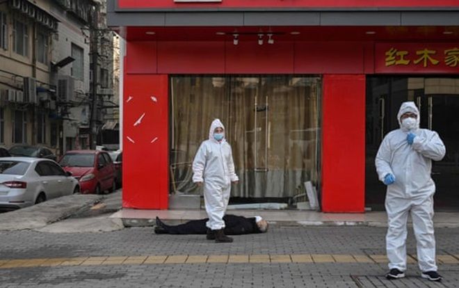 Người đàn ông đeo khẩu trang nằm chết trên vỉa hè Vũ Hán