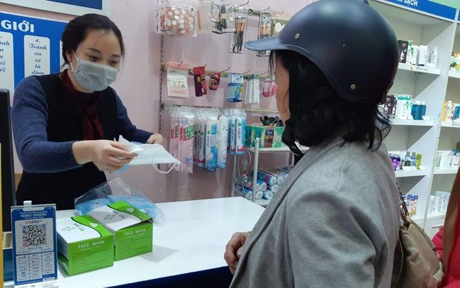 Giữa cơn sốt khẩu trang tăng giá chóng mặt trong đợt dịch corona, nhiều nơi tại Hà Nội phát miễn phí cho người dân