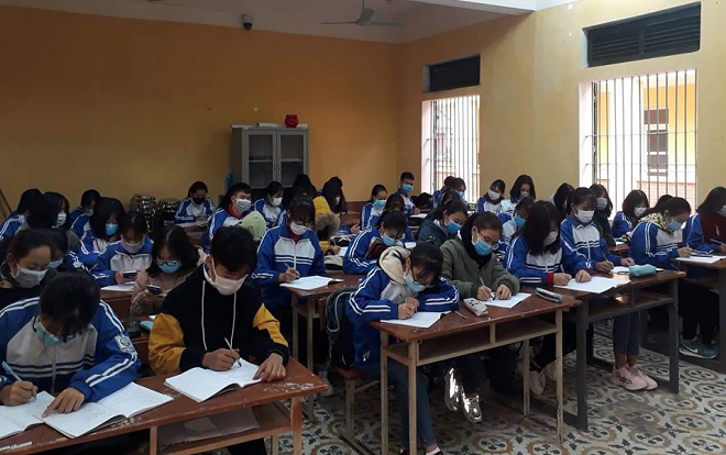 Học sinh miền Bắc đeo khẩu trang khi lên lớp do lo ngại virus Corona