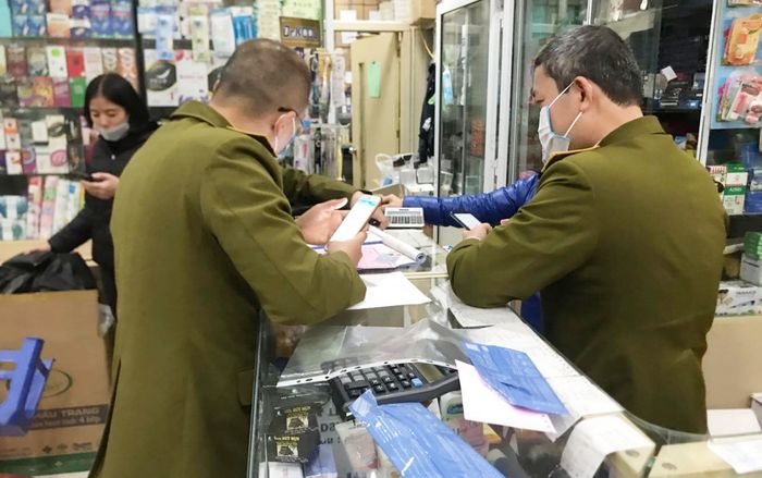 Cảnh sát lập biên bản xử phạt chủ cơ sở bán khẩu trang ‘chặt chém’ khách 350 nghìn đồng/hộp trong đợt dịch Corona