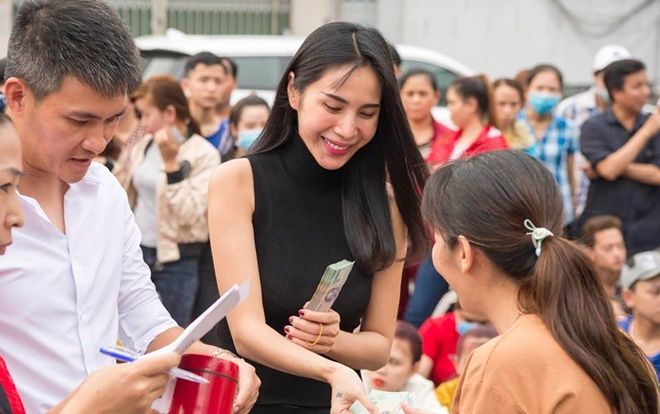 Công Vinh và Thủy Tiên: Vẻ đẹp của thần tượng có tấm lòng nhân ái