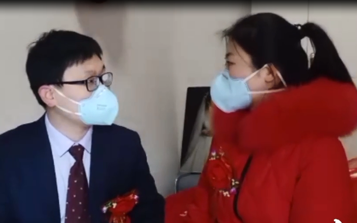 Đám cưới mùa corona: Cô dâu chú rể đeo khẩu trang, hôn lễ không một ai tới dự