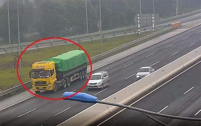 Phạt 17 triệu, thu bằng 6 tháng với tài xế đi lùi trên cao tốc