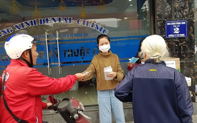 Nhiều nơi ở Nghệ An và Hà Tĩnh phát khẩu trang miễn phí dù giá tăng chóng mặt