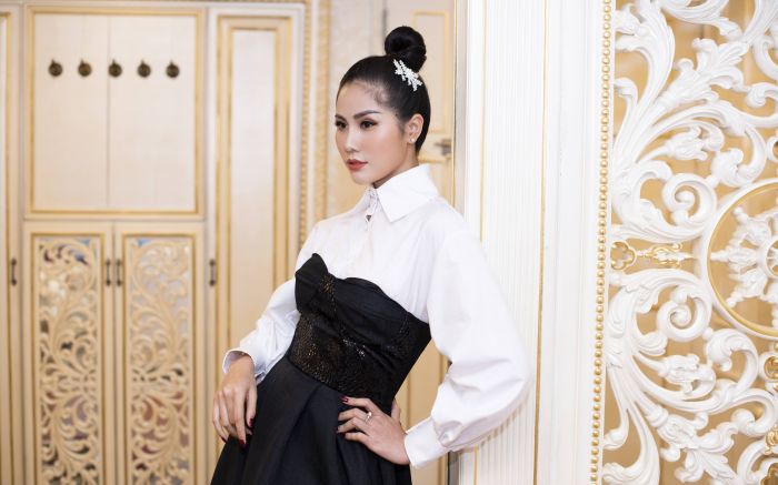 Á hậu Hoàng Hạnh mở hàng outfit thảm đỏ sự kiện đầu năm 2020 bằng bộ cánh kín như bưng