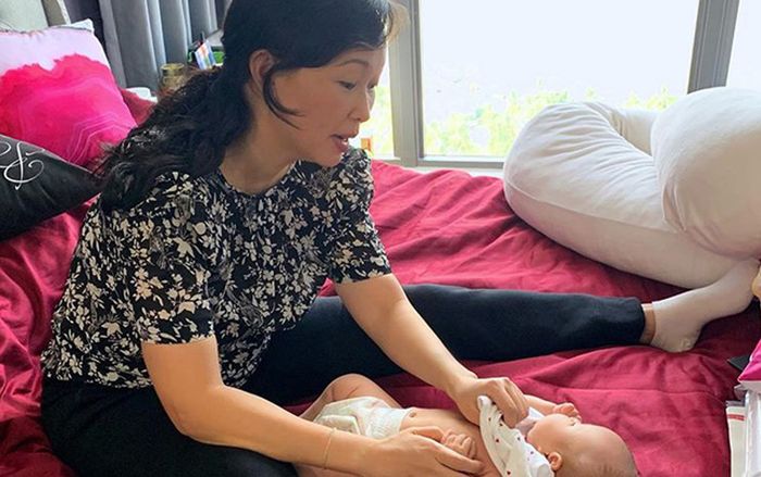 Shark Linh lần đầu xuất hiện trong bộ dạng 'mẹ bỉm sữa' xuề xòa khiến nhiều người bất ngờ