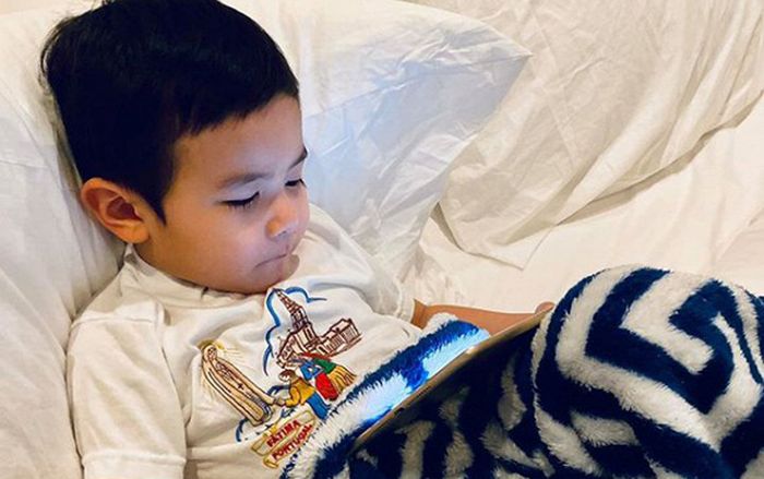 Giữa mùa dịch corona, bà xã Đan Trường lo lắng khi con trai bị sốt 3 ngày liền