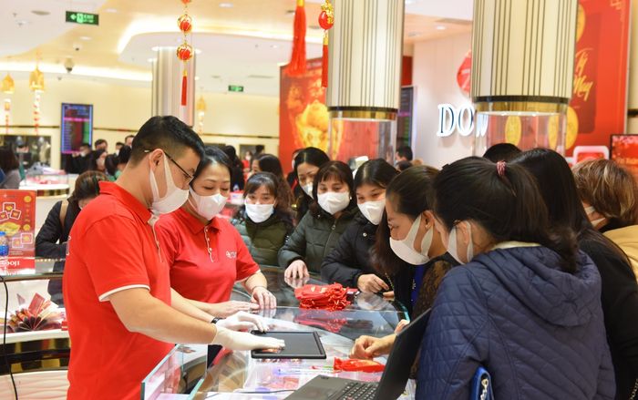 Mưa rét và dịch corona, người dân vẫn chen chân mua vàng lấy may ngày vía Thần Tài