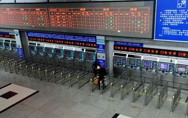 Ga tàu Trung Quốc 'vắng tanh vắng ngắt', người dân đeo khẩu trang kín mít giữa dịch corona