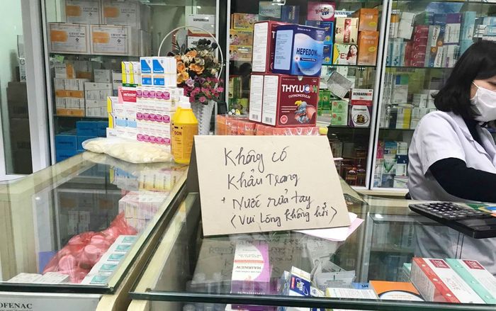 Quản lý thị trường và công an vào cuộc xử lý các hiệu thuốc 'găm' khẩu trang giữa dịch corona