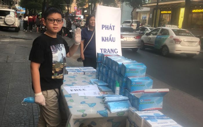 Cậu bé 11 tuổi dành hết tiền lì xì mua khẩu trang phát miễn phí: 'Tiền cũng không có nghĩa gì khi sức khỏe mọi người bị nguy hại'
