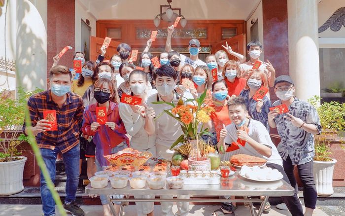 Giữa đại dịch Virus corona: Đông Nhi đeo khẩu trang trong nhà, ton sur ton với trang phục trắng