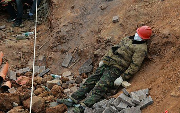 Xúc động hình ảnh công nhân xây bệnh viện ở Vũ Hán vạ vật, nằm trên đất nghỉ ngơi trong chốc lát