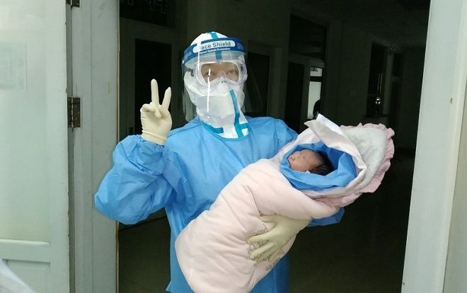 Một sản phụ nhiễm virus corona vừa sinh con khỏe mạnh