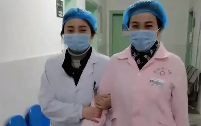 Cặp đôi tổ chức đám cưới qua điện thoại, cô dâu chú rể mỗi người một nơi vì dịch corona