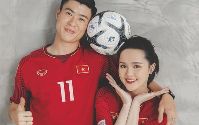 Duy Mạnh - Quỳnh Anh tung ảnh cưới nhắng nhít với áo cầu thủ