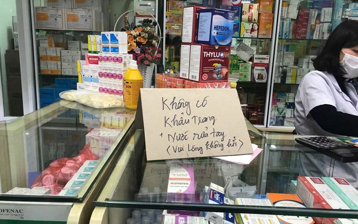 Tiểu thương ở chợ thuốc lớn nhất miền Bắc treo biển hết khẩu trang giữa dịch corona để… tránh bị làm phiền