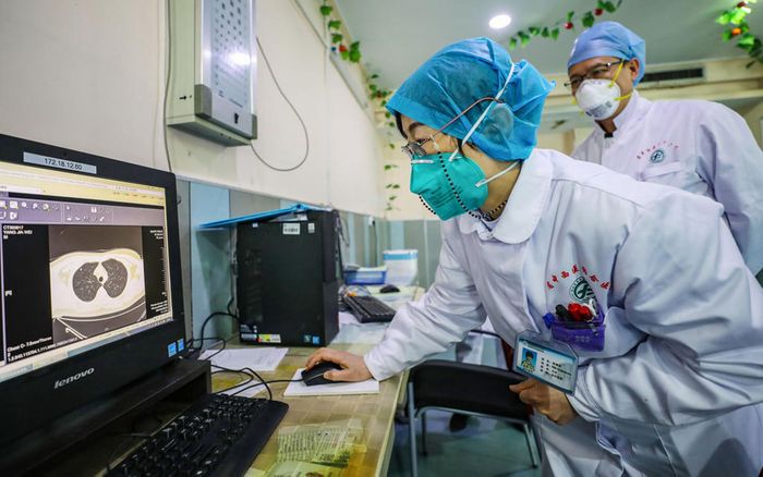 Bác sĩ Trung Quốc cảnh báo nguy cơ lây nhiễm virus corona qua đường tiêu hóa
