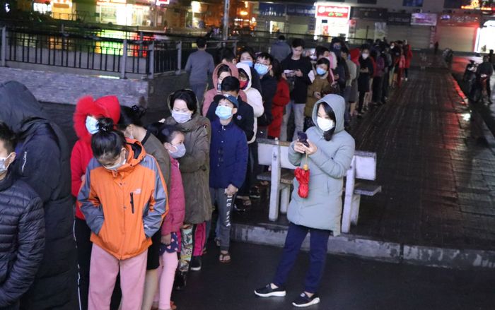 Gần nửa đêm, hàng trăm người dân chung cư Linh Đàm đội mưa xếp hàng mua khẩu trang giữa dịch corona