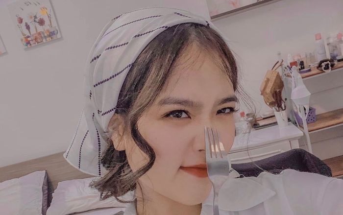 Bạn gái Quang Hải hoá thiếu nữ ngây thơ, 'khoe' tiếng Anh