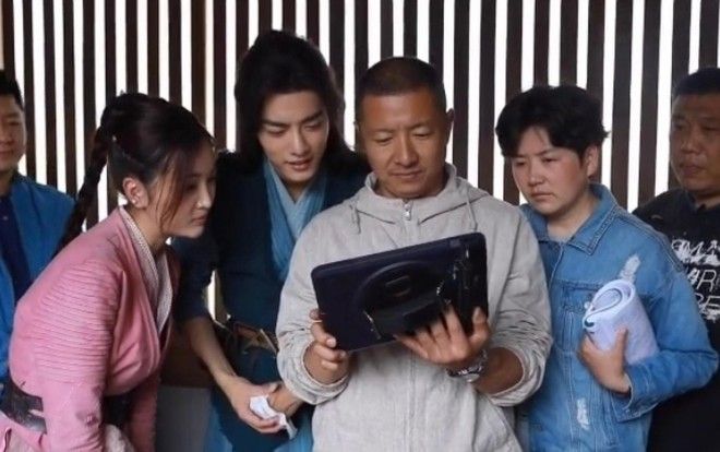 Thêm hình ảnh trong hậu trường 'Đấu la đại lục': Tiêu Chiến - Ngô Tuyên Nghi kề vai, nói chuyện thân thiết