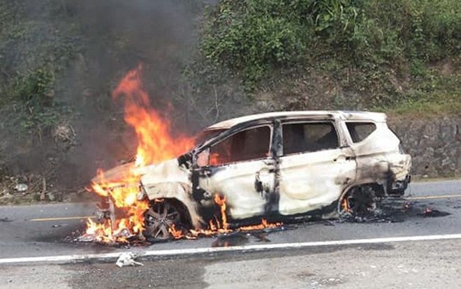 Xe ô tô con bất ngờ nổ lớn rồi bốc cháy trơ khung khiến 2 người tử vong