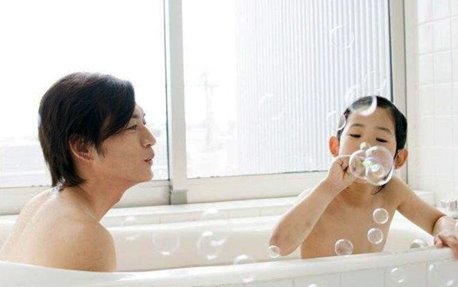 Con gái tắm chung với bố: Chuyện lạ của người Nhật